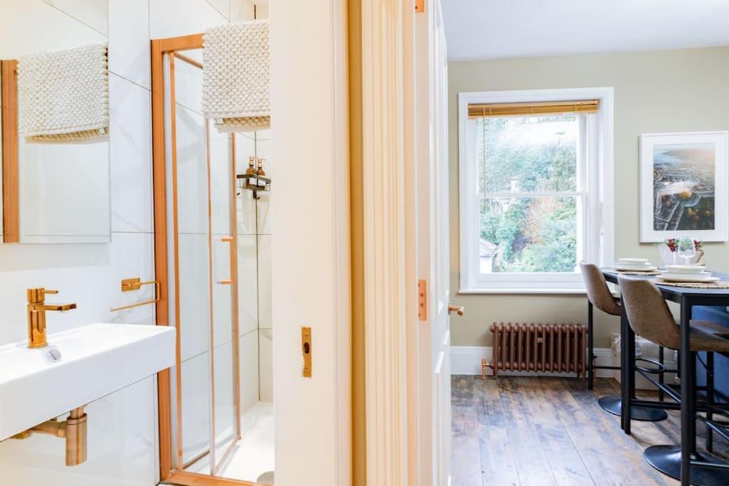Stunning Boutique Flat In Central Location - Beatrice Bath Bagian luar foto