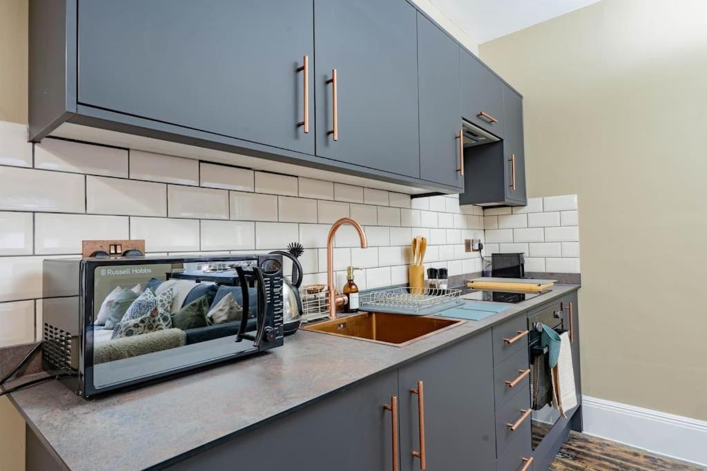 Stunning Boutique Flat In Central Location - Beatrice Bath Bagian luar foto