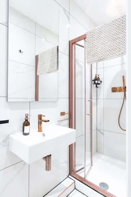 Stunning Boutique Flat In Central Location - Beatrice Bath Bagian luar foto